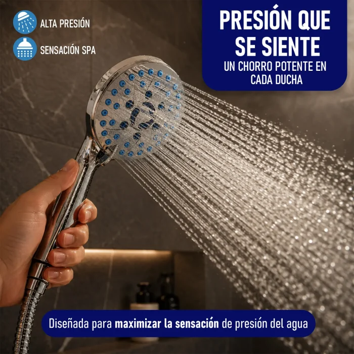 Alcachofa de ducha cromada en funcionamiento con chorro de agua