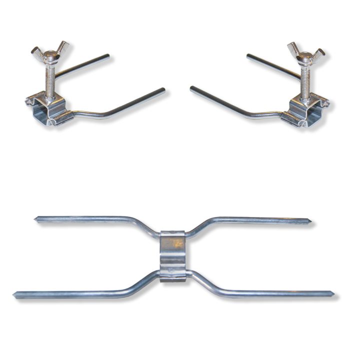 Pack de tres pinchos curvos para asador de pollos: una grapa central doble y dos laterales con tornillo